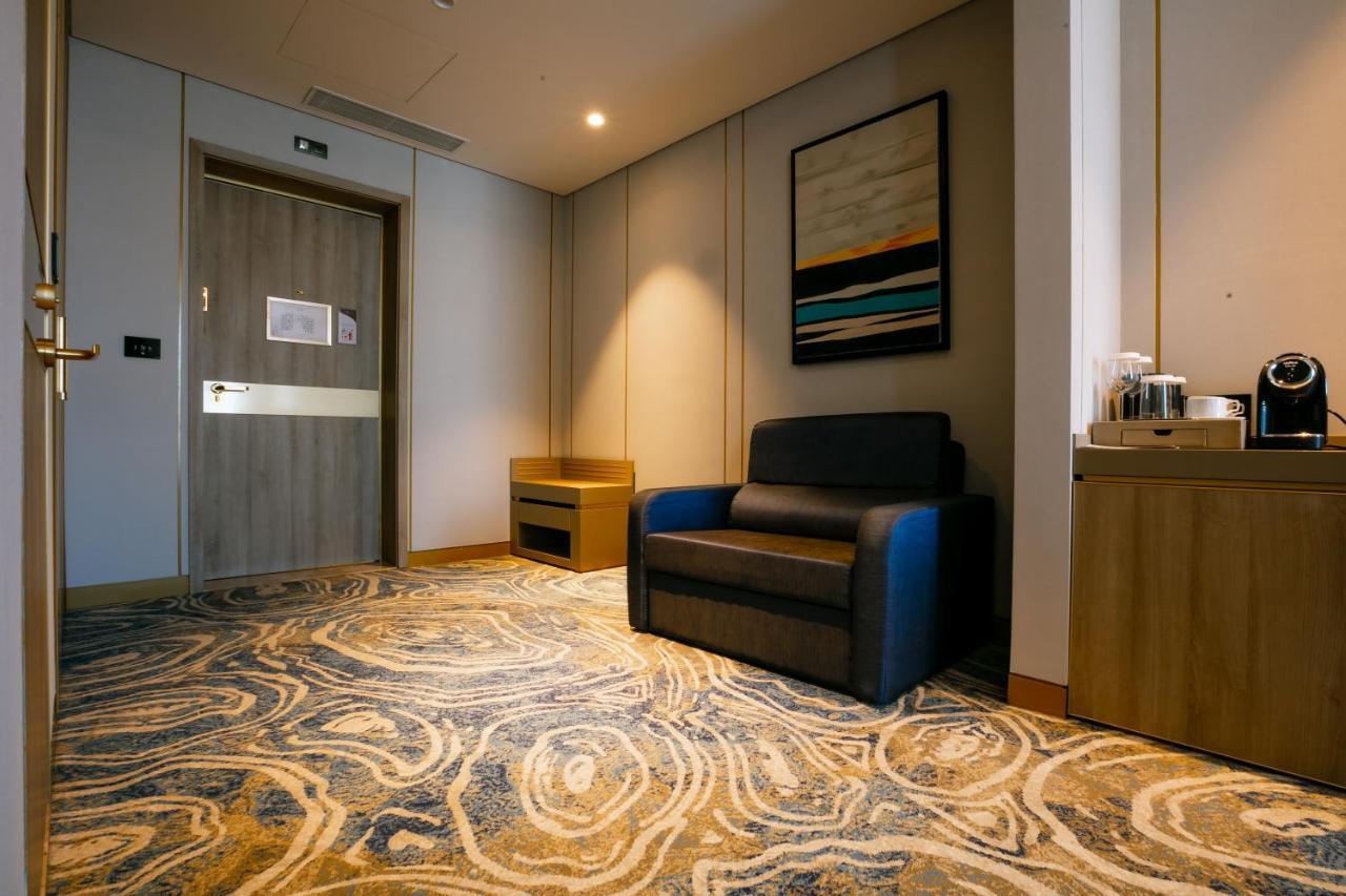 Hotel Intercontinental Baku By Ihg Exterior foto Carpet in a hotel room